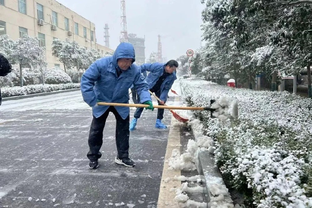 華魯 | ?以雪為令！聞雪而動！公司各單位積極組織清掃積雪